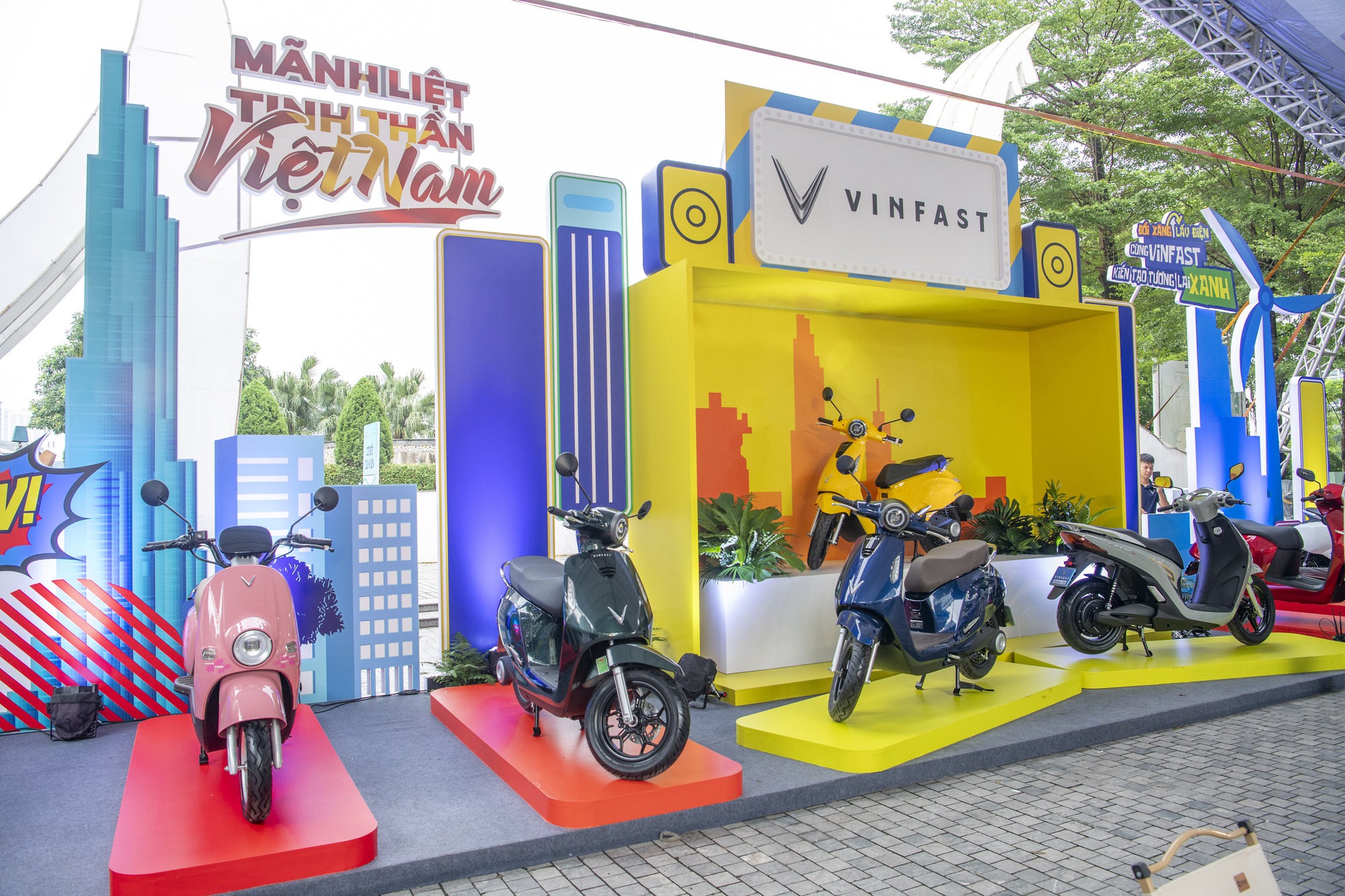 Dân chơi Hà thành mang cả Kawasaki đi ‘đổi xăng lấy điện’ VinFast, có kèo xe công nghệ nhanh 1 nốt nhạc - Ảnh 9