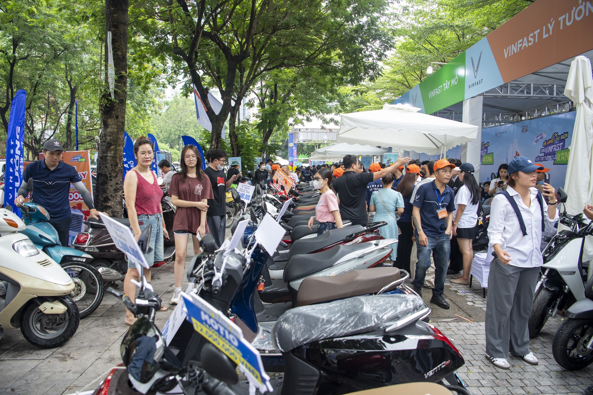 Dân chơi Hà thành mang cả Kawasaki đi ‘đổi xăng lấy điện’ VinFast, có kèo xe công nghệ nhanh 1 nốt nhạc - Ảnh 7