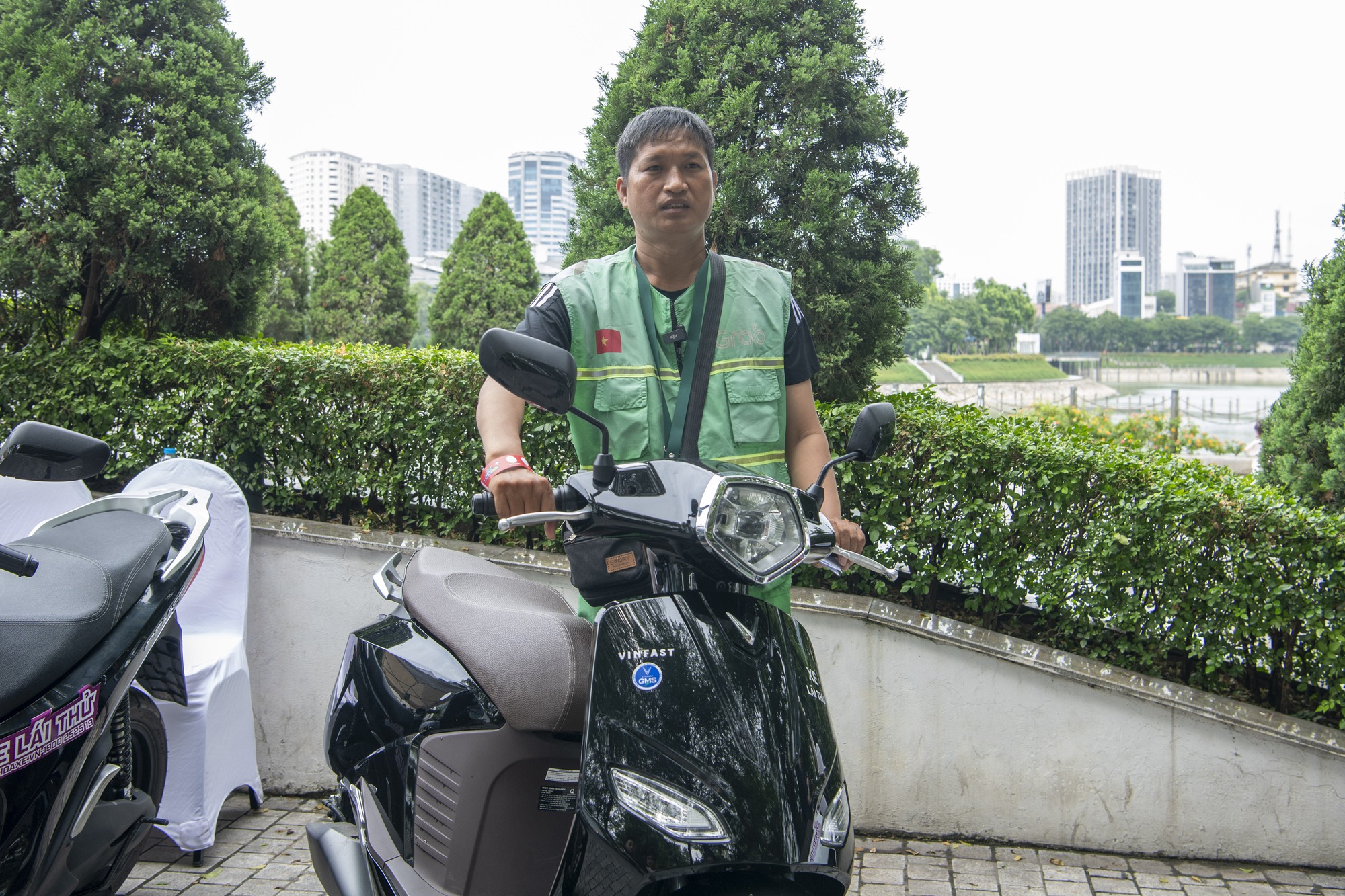 Dân chơi Hà thành mang cả Kawasaki đi ‘đổi xăng lấy điện’ VinFast, có kèo xe công nghệ nhanh 1 nốt nhạc - Ảnh 5