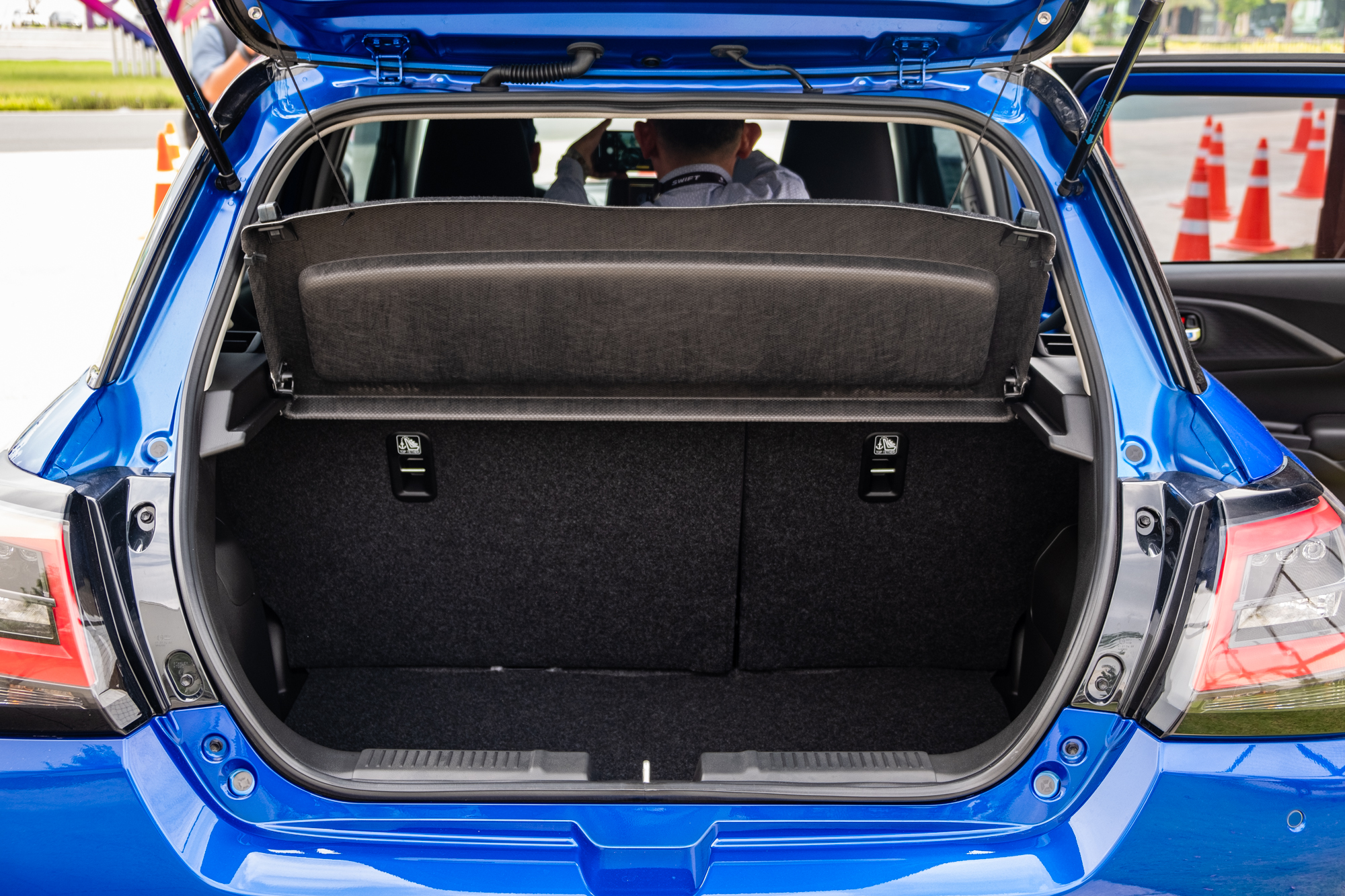 Suzuki Swift 2025 ra mắt Việt Nam: Giá 569 triệu, máy hybrid, 6 tính năng ADAS, đấu Mazda2 hatchback - Ảnh 17