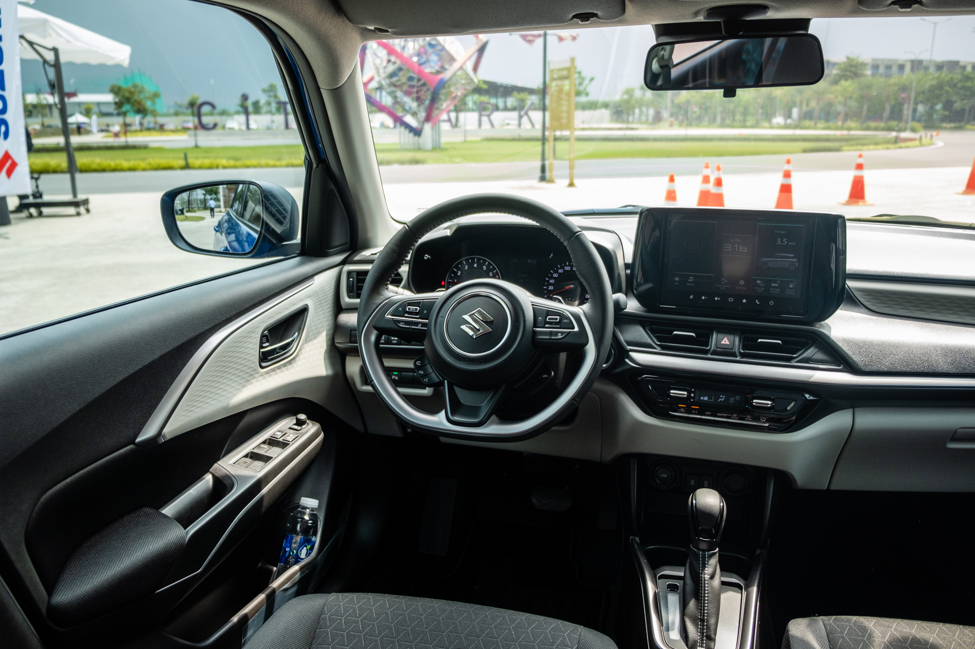 Suzuki Swift 2025 ra mắt Việt Nam: Giá 569 triệu, máy hybrid, 6 tính năng ADAS, đấu Mazda2 hatchback - Ảnh 11