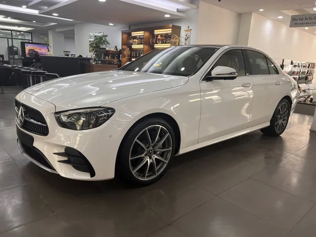 Nhiều mẫu xe sang giảm giá mạnh xả hàng tồn - Ảnh 2