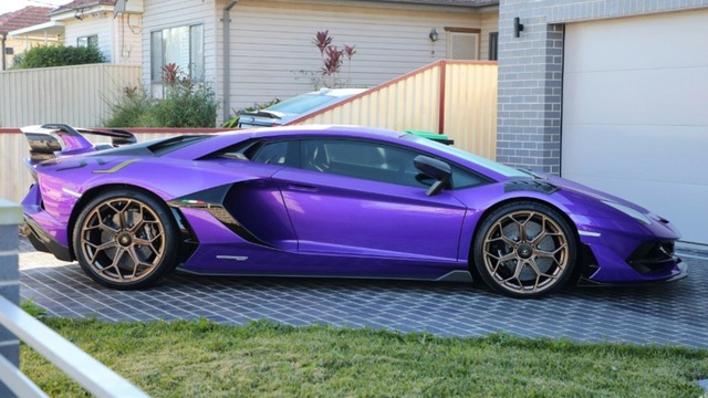 Đột kích căn biệt thự triệu đô của 2 anh em Tiktoker, cảnh sát vừa tịch thu 9 siêu xe, 270.000 USD tiền mặt và hàng trăm món đồ giả - Ảnh 3