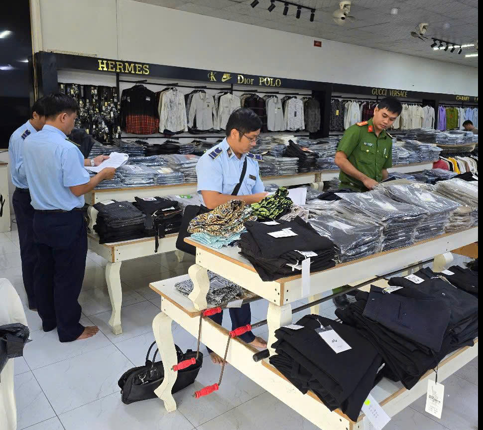 Bất ngờ ập vào kiểm tra một cửa hàng thời trang, phát hiện sự thật bên trong - Ảnh 4