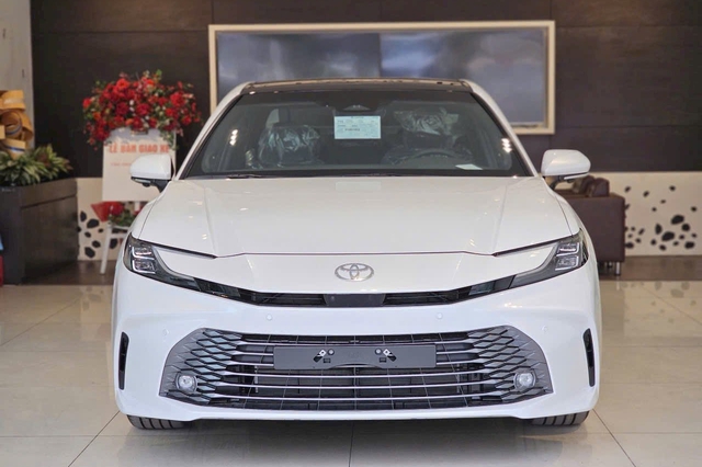 Toyota Camry giảm giá 100 triệu đồng tại đại lý: Bản 'base' còn hơn 1,1 tỷ, vẫn đắt hơn 200 triệu so với Mazda6 bản 'full' - Ảnh 1