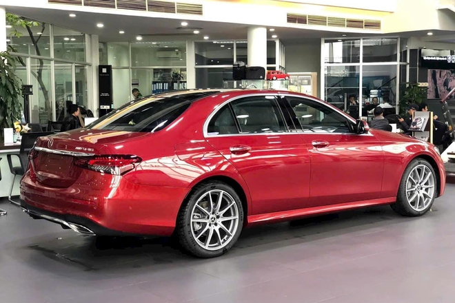 Mercedes-Benz E-Class 'dọn kho' giảm giá còn hơn 1,7 tỷ đồng tại đại lý: Ngang giá lăn bánh Camry, chờ đời mới ra mắt đấu 5 Series - Ảnh 4