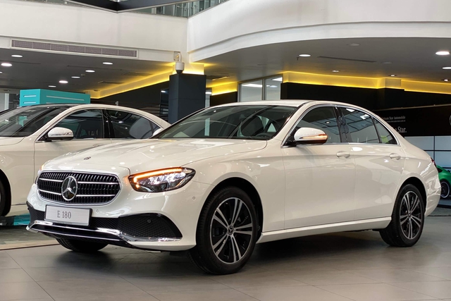 Mercedes-Benz E-Class 'dọn kho' giảm giá còn hơn 1,7 tỷ đồng tại đại lý: Ngang giá lăn bánh Camry, chờ đời mới ra mắt đấu 5 Series - Ảnh 1