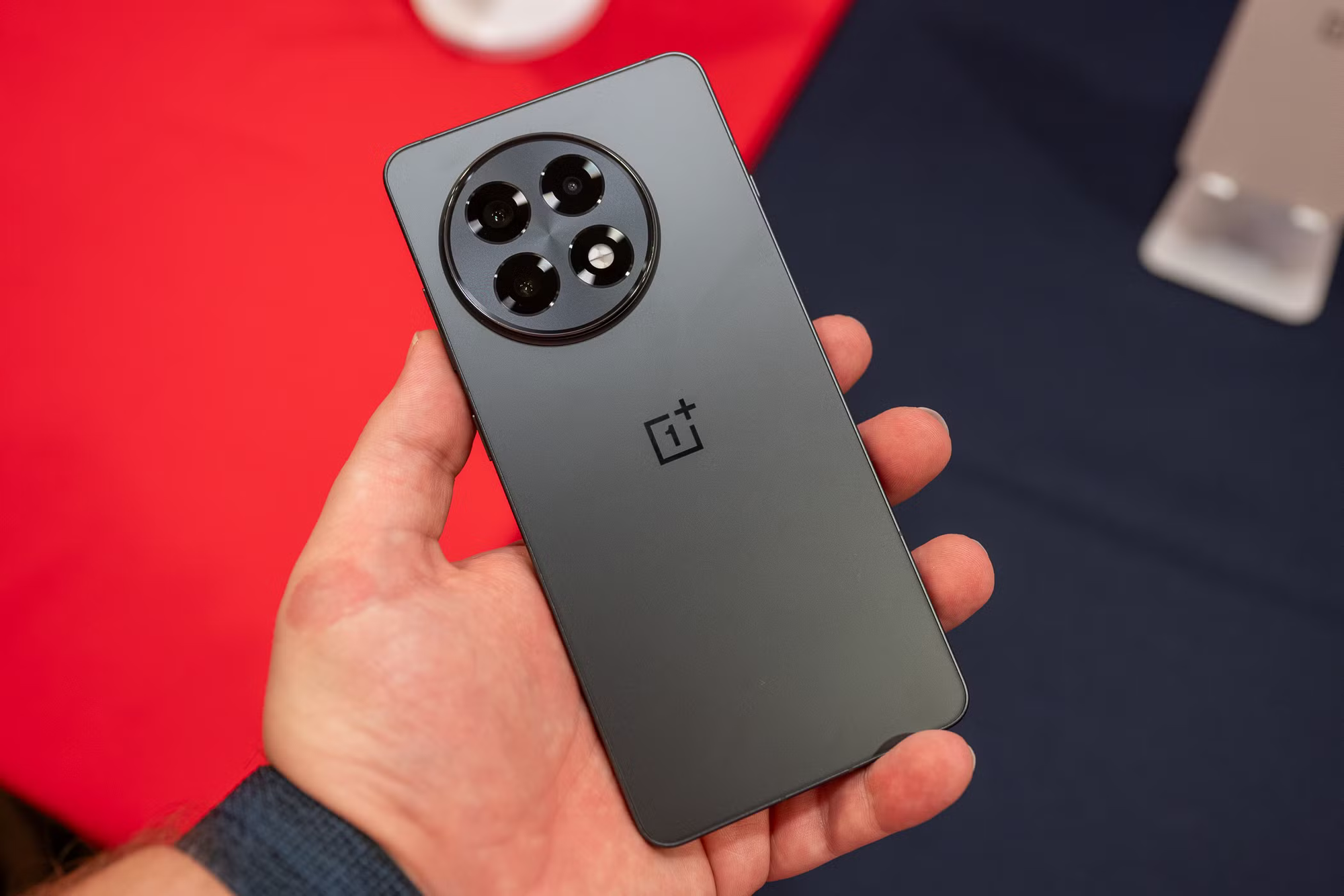 The Verge nói đây là những điện thoại giá rẻ đáng mua nhất, có cả iPhone - Ảnh 3