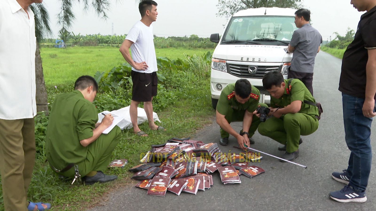 Công an thu giữ 3 tấn hàng giả là khô gà, khô bò, heo cháy tỏi - Ảnh 3