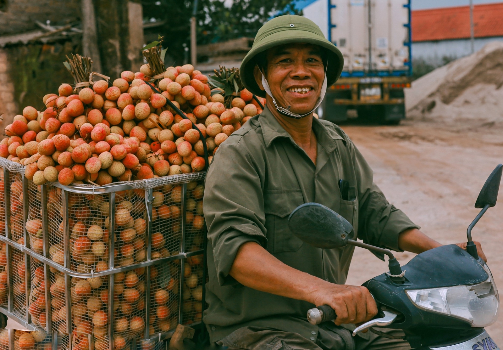 Cảm nhận niềm vui lao động qua bộ ảnh người dân thu hoạch vải - Ảnh 3