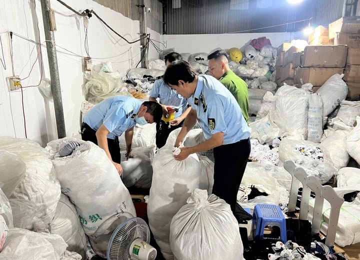 Giày Adidas, Nike, Puma giả, giá vài trăm nghìn một đôi bán khắp nơi ở TP.HCM - Ảnh 2