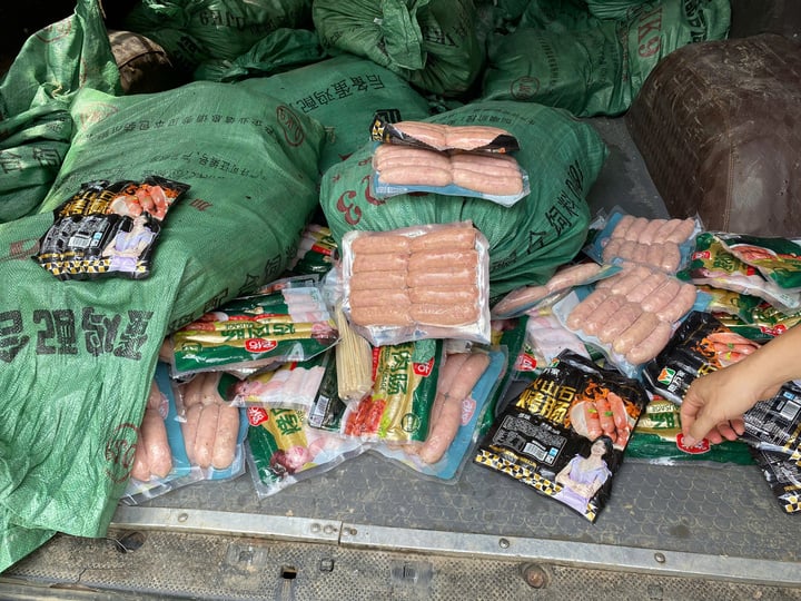 800 gói xúc xích lậu suýt bị tuồn ra thị trường - Ảnh 1