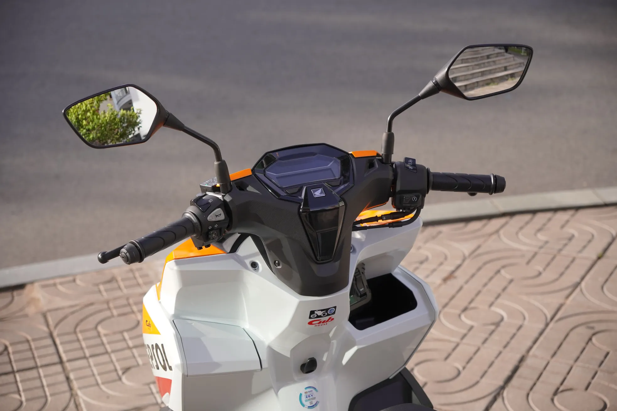 Cận cảnh Honda Vario bản giới hạn Repsol vừa về Việt Nam - Ảnh 11