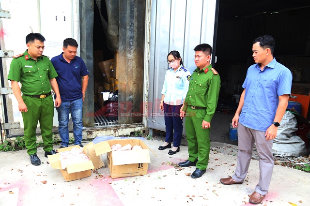 Chủ kho hàng đông lạnh dán dòng chữ "lạ" ở cửa, cảnh sát ập vào phát hiện sự thật kinh hoàng bên trong - Ảnh 1