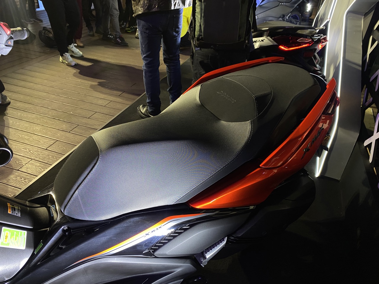 Yamaha XMAX 300 ra mắt Việt Nam: Giá 140 triệu đồng, động cơ 292cc, tiêu thụ 3 lít/100 km, thêm màu mới, có cổng sạc Type C - Ảnh 4