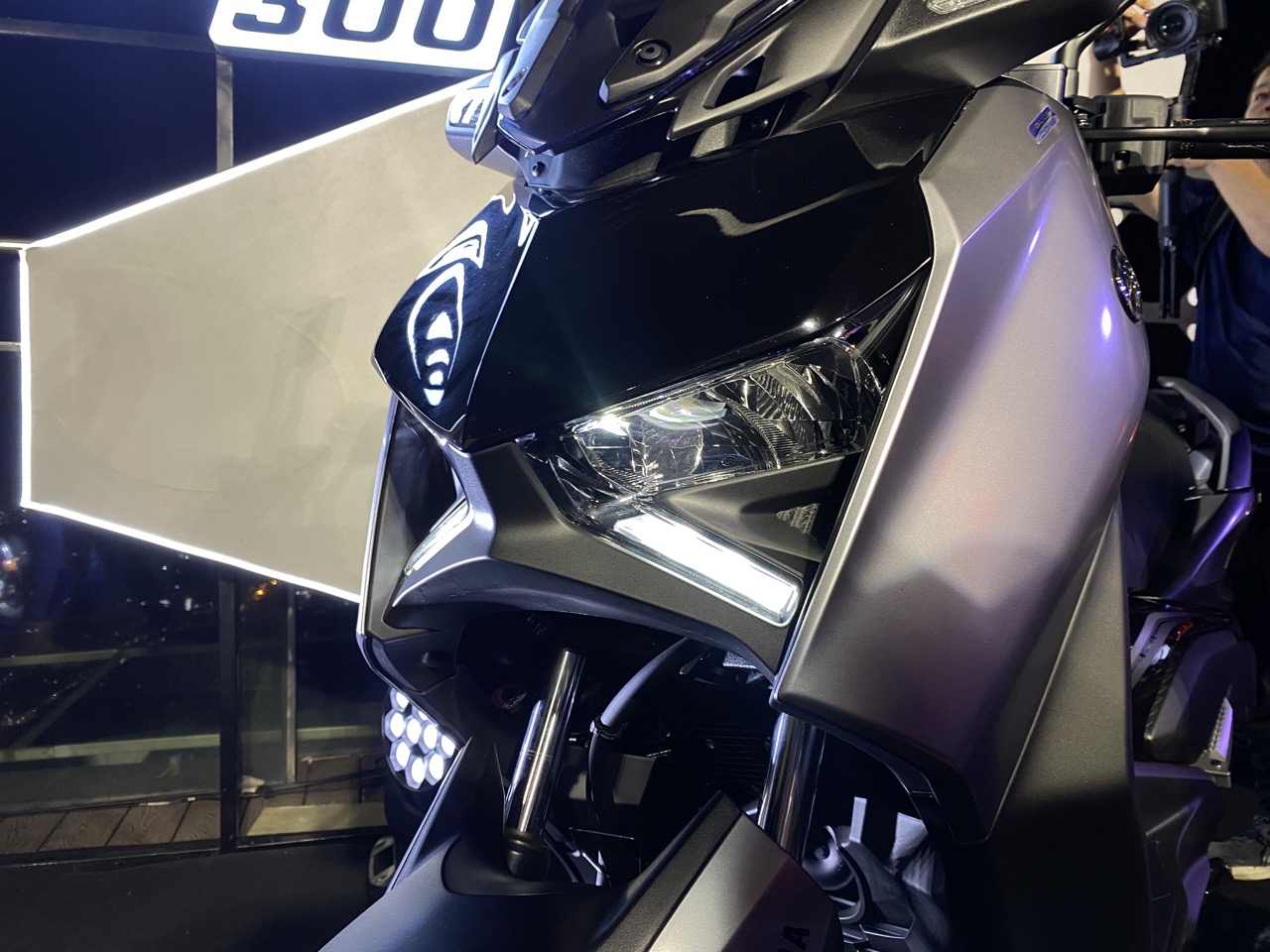 Yamaha XMAX 300 ra mắt Việt Nam: Giá 140 triệu đồng, động cơ 292cc, tiêu thụ 3 lít/100 km, thêm màu mới, có cổng sạc Type C - Ảnh 2