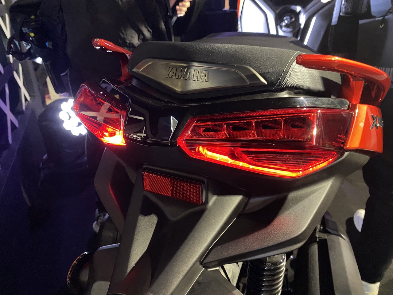 Yamaha XMAX 300 ra mắt Việt Nam: Giá 140 triệu đồng, động cơ 292cc, tiêu thụ 3 lít/100 km, thêm màu mới, có cổng sạc Type C - Ảnh 3