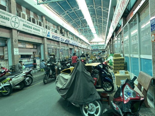 Khung cảnh lạ lùng tại chợ thuốc quận 10 - TP.HCM: Hàng loạt quầy cửa đóng then cài, 1 chủ hiệu thuốc phải thốt lên điều khó hiểu - Ảnh 1