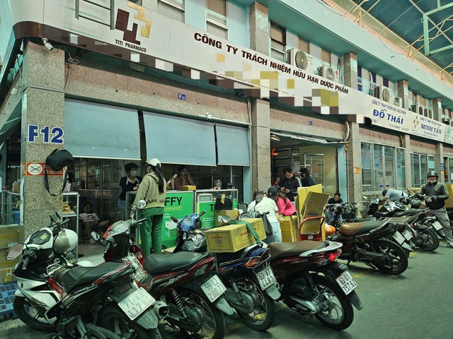 Khung cảnh lạ lùng tại chợ thuốc quận 10 - TP.HCM: Hàng loạt quầy cửa đóng then cài, 1 chủ hiệu thuốc phải thốt lên điều khó hiểu - Ảnh 5