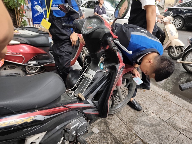 Vừa tới sự kiện, nam thanh niên 'mất' luôn chiếc Wave gắn bó hơn chục năm 'vào tay VinFast' - Ảnh 4