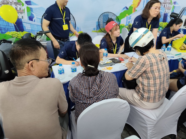 Vừa tới sự kiện, nam thanh niên 'mất' luôn chiếc Wave gắn bó hơn chục năm 'vào tay VinFast' - Ảnh 2