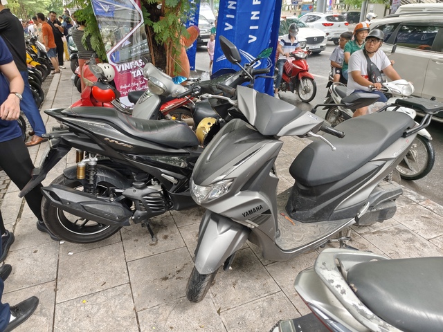 Vừa tới sự kiện, nam thanh niên 'mất' luôn chiếc Wave gắn bó hơn chục năm 'vào tay VinFast' - Ảnh 3