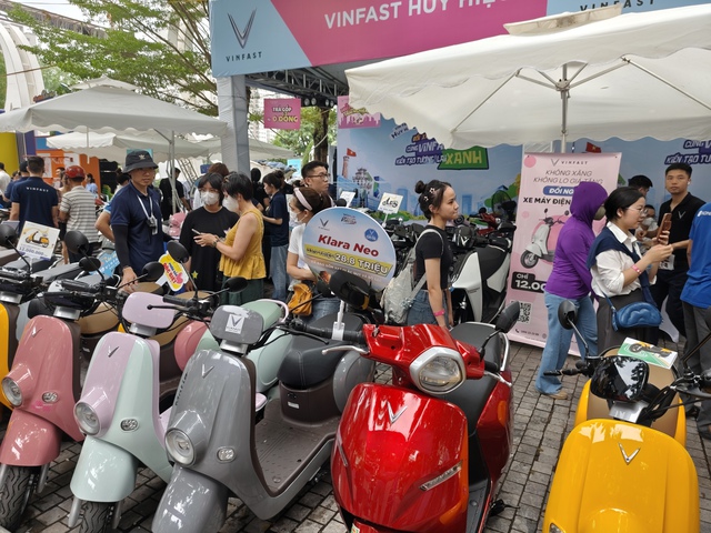 Vừa tới sự kiện, nam thanh niên 'mất' luôn chiếc Wave gắn bó hơn chục năm 'vào tay VinFast' - Ảnh 1