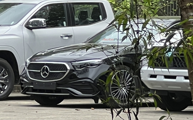 Mercedes-Benz E-Class 'dọn kho' giảm giá còn hơn 1,7 tỷ đồng tại đại lý: Ngang giá lăn bánh Camry, chờ đời mới ra mắt đấu 5 Series - Ảnh 2