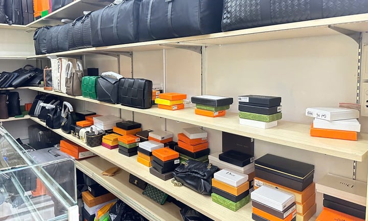 'Đột kích' Saigon Square, phát hiện trăm sản phẩm nghi giả mạo thương hiệu lớn - Ảnh 1