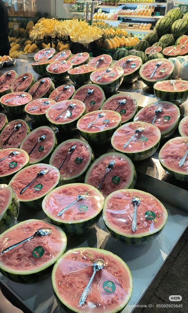 Siêu thị tặng 1 thứ không ngờ khi mua dưa hấu nhưng dân mạng lại chỉ ra chi tiết "không ổn" - Ảnh 1