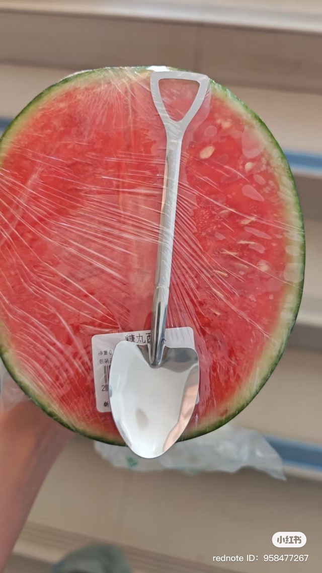 Siêu thị tặng 1 thứ không ngờ khi mua dưa hấu nhưng dân mạng lại chỉ ra chi tiết "không ổn" - Ảnh 3