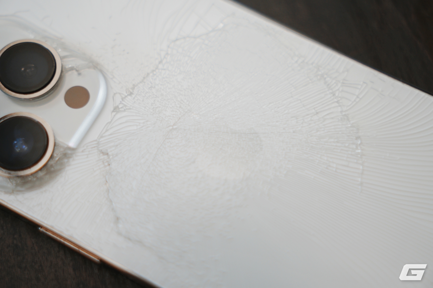 iPhone 13 Pro sau 2 năm: Mặt lưng vỡ nát, pin còn 82%, không muốn lên đời nhưng có thể phải nghĩ lại vì iOS 26 - Ảnh 3