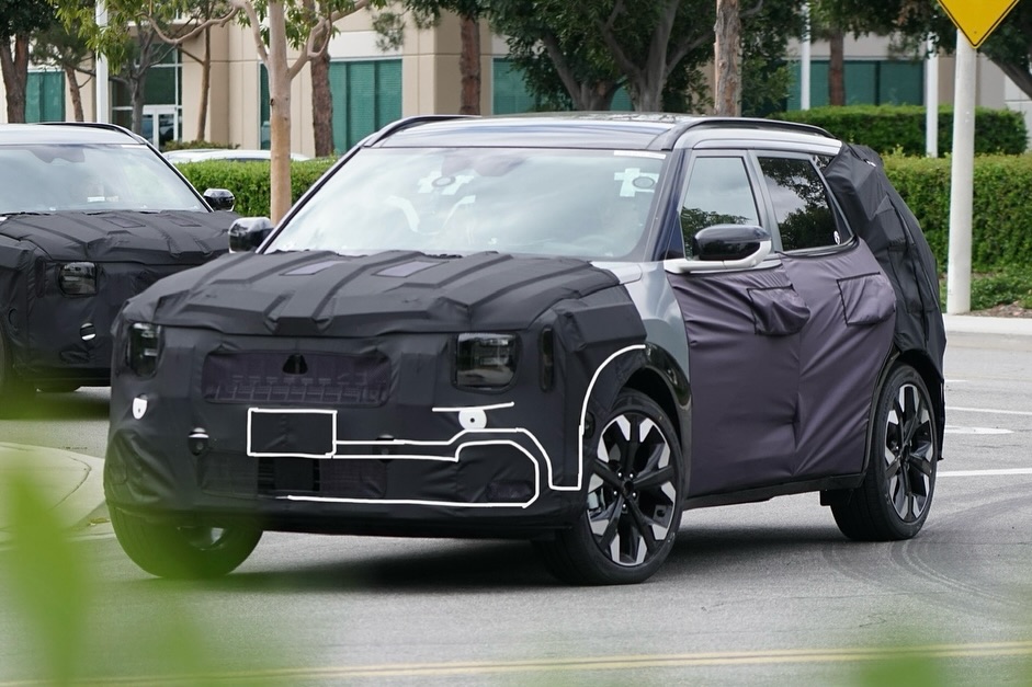 Kia Seltos thế hệ mới lộ thêm ảnh chạy thử: Hai phiên bản, đủ tùy chọn động cơ từ xăng tới thuần điện giống Creta mới, có AWD - Ảnh 1