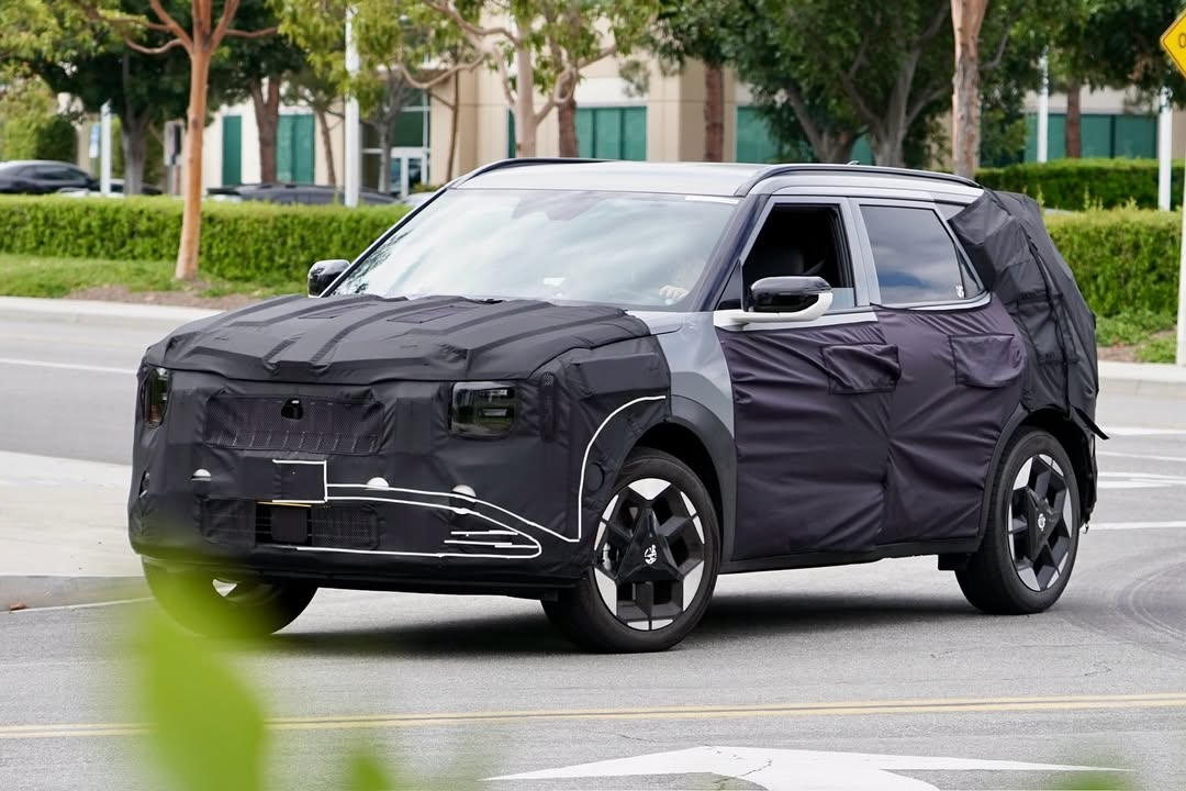 Kia Seltos thế hệ mới lộ thêm ảnh chạy thử: Hai phiên bản, đủ tùy chọn động cơ từ xăng tới thuần điện giống Creta mới, có AWD - Ảnh 2