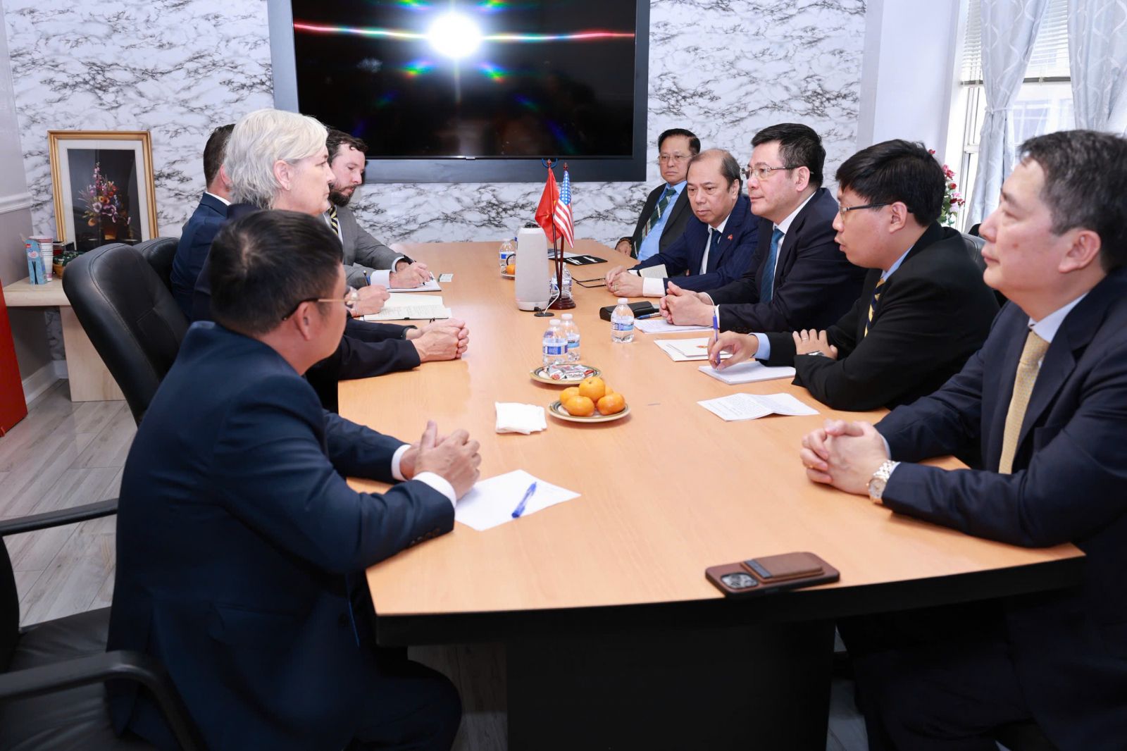 Bộ trưởng Công Thương Nguyễn Hồng Diên làm việc với Nike, Walmart và Exxon Mobil - Ảnh 1