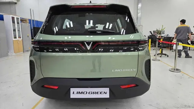 Ảnh thực tế mẫu MPV VinFast Limo Green vừa lộ diện - Ảnh 3