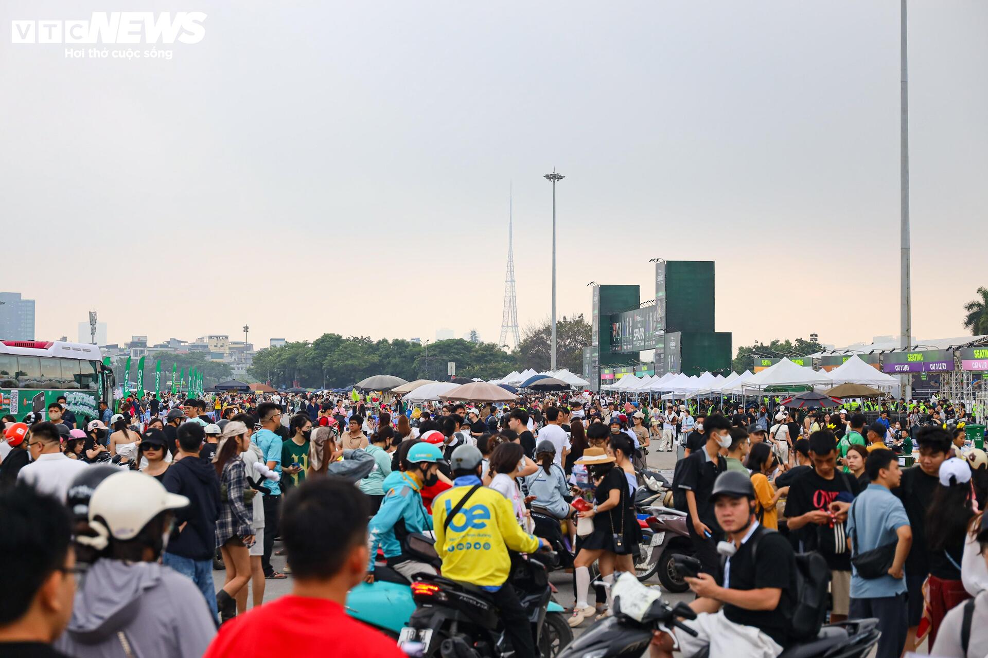 Ngay sát đêm nhạc G-Dragon, phe vé cuống cuồng giảm giá, xin được 'giải cứu' - Ảnh 1