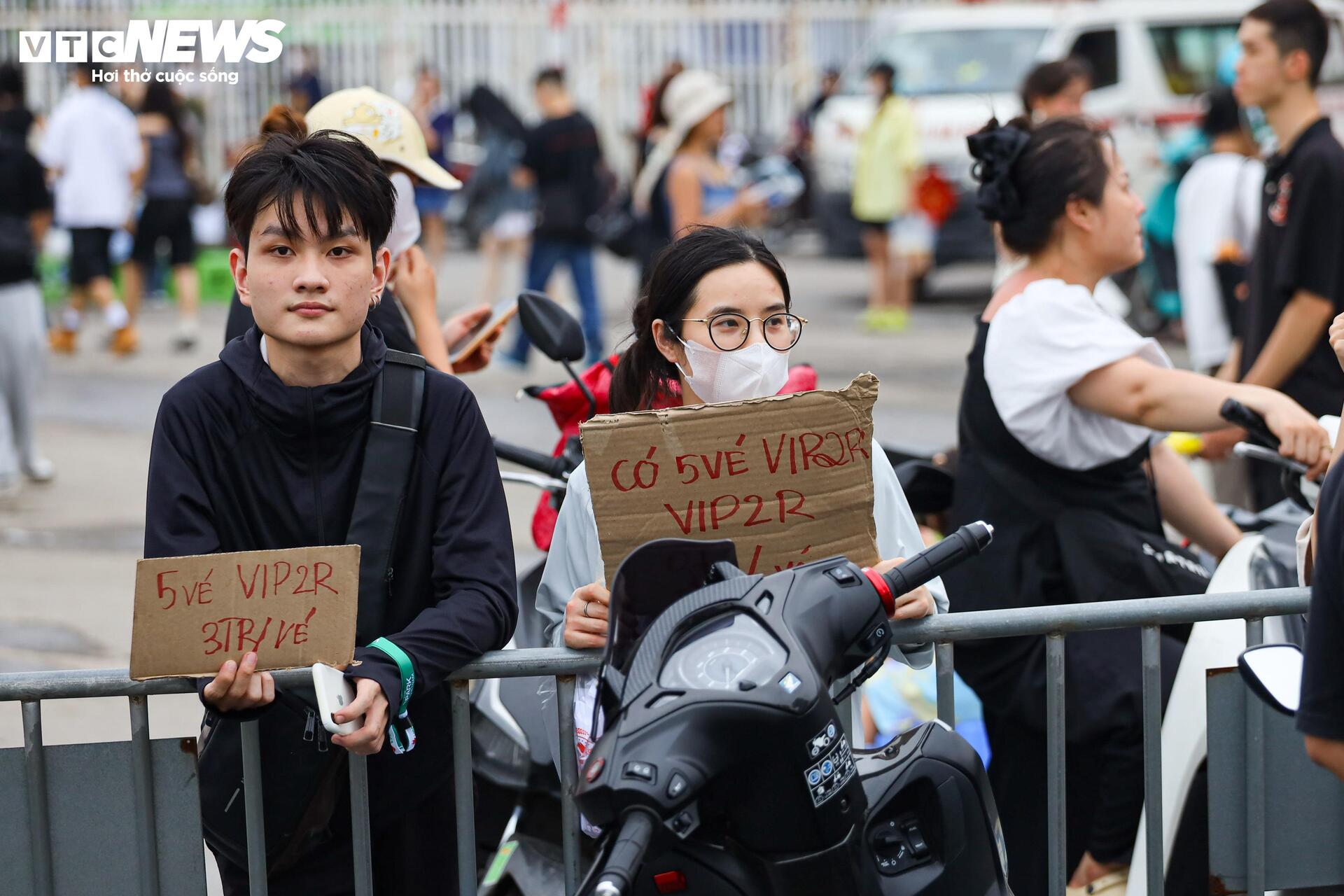 Ngay sát đêm nhạc G-Dragon, phe vé cuống cuồng giảm giá, xin được 'giải cứu' - Ảnh 2