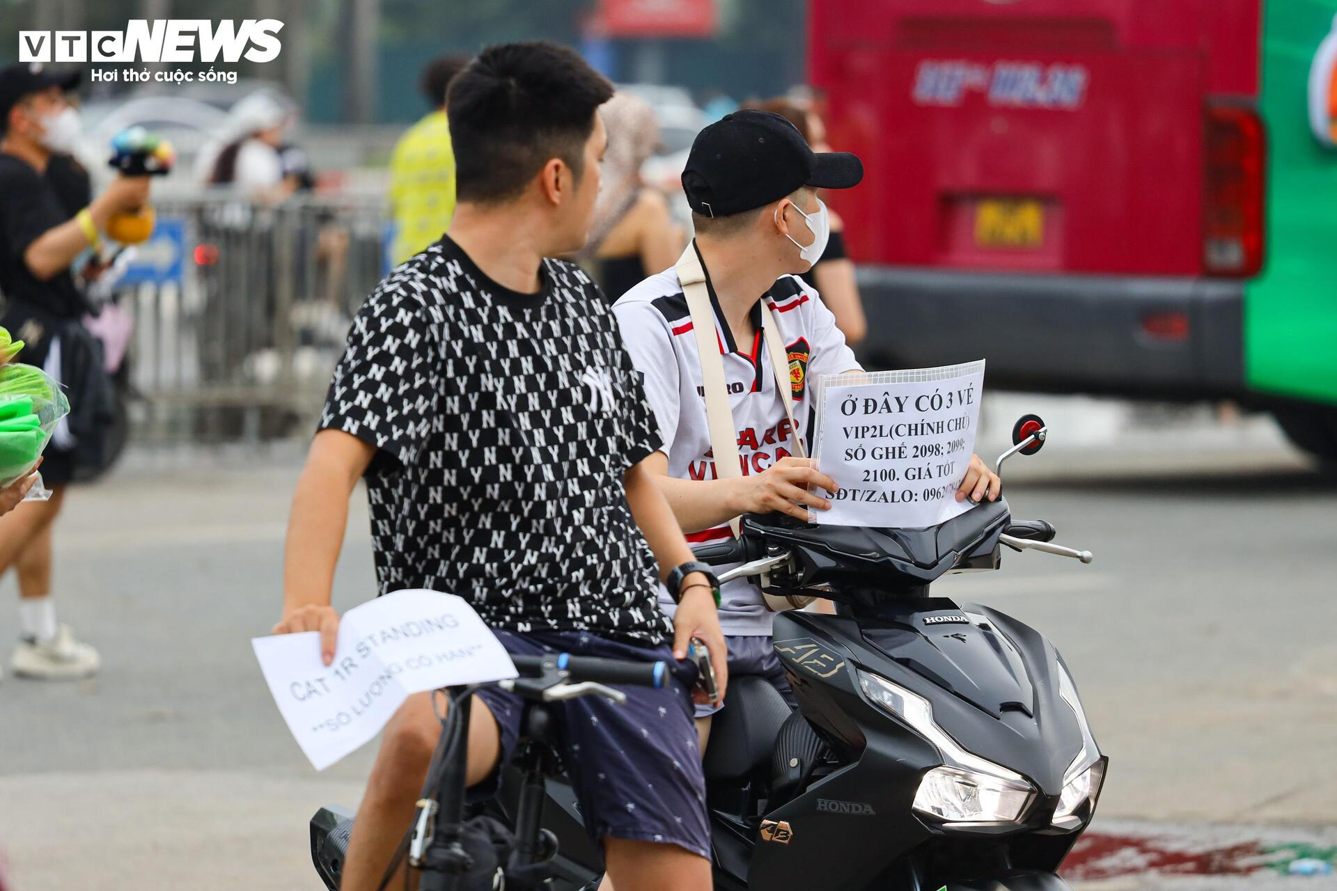 Ngay sát đêm nhạc G-Dragon, phe vé cuống cuồng giảm giá, xin được 'giải cứu' - Ảnh 4