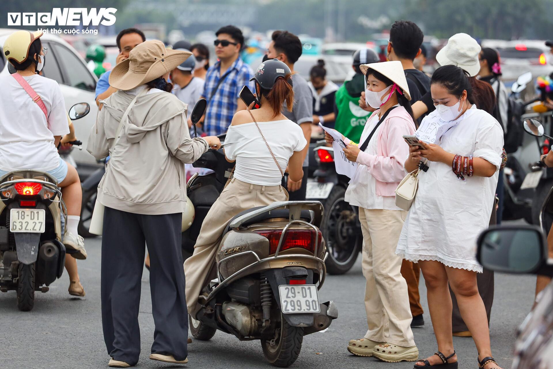 Ngay sát đêm nhạc G-Dragon, phe vé cuống cuồng giảm giá, xin được 'giải cứu' - Ảnh 10