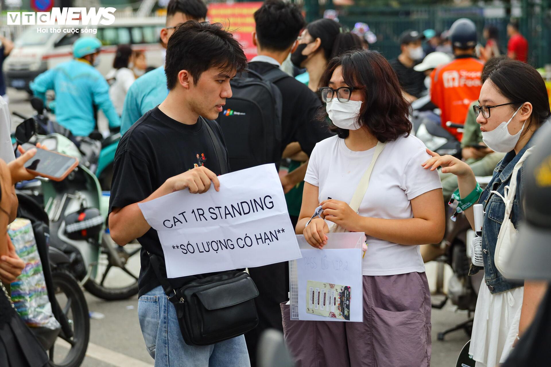 Ngay sát đêm nhạc G-Dragon, phe vé cuống cuồng giảm giá, xin được 'giải cứu' - Ảnh 9