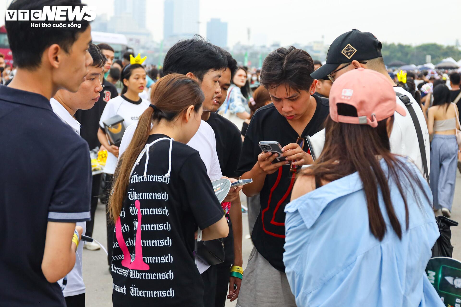 Ngay sát đêm nhạc G-Dragon, phe vé cuống cuồng giảm giá, xin được 'giải cứu' - Ảnh 11