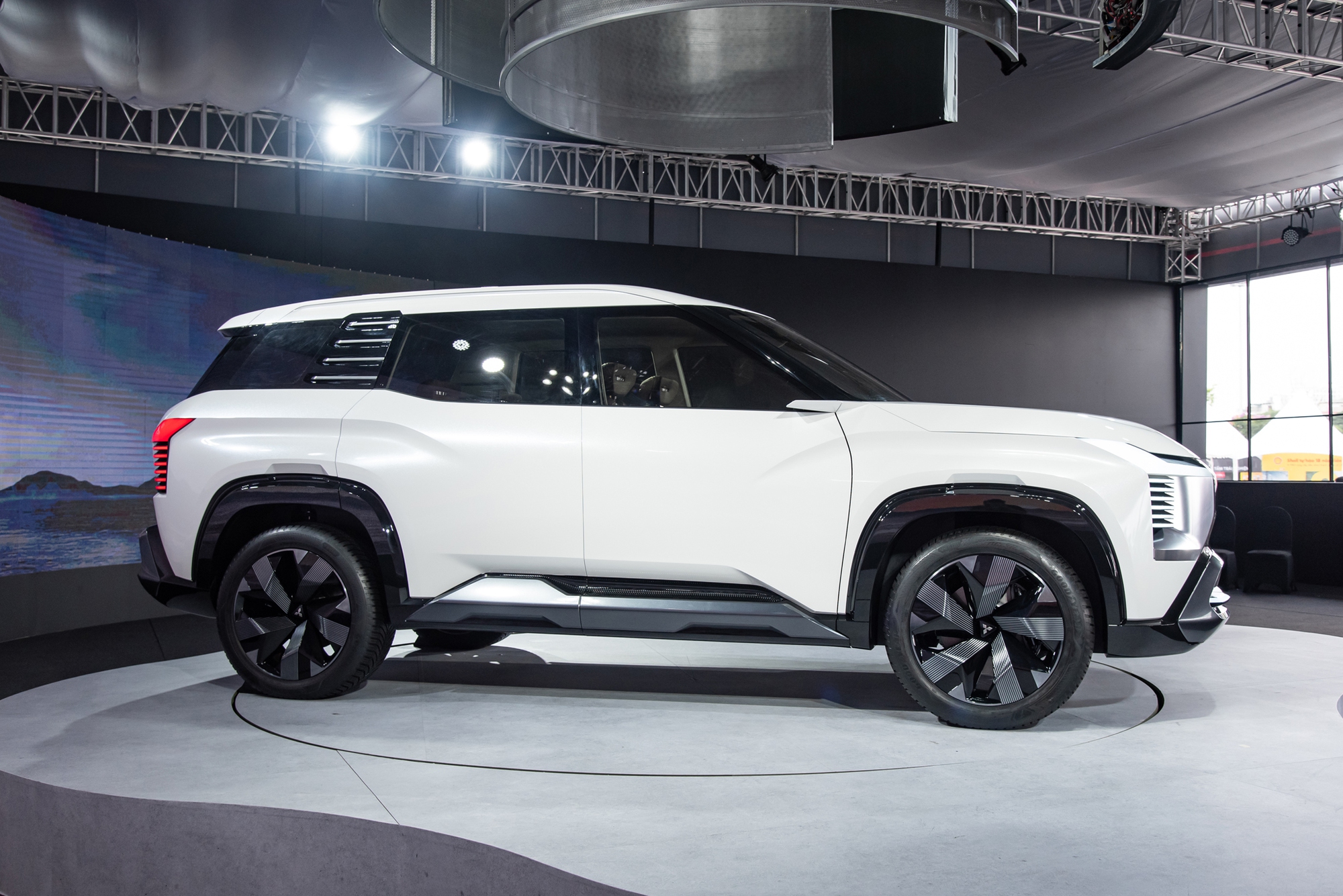 Xem thực tế Mitsubishi DST Concept ngoài đời thực: Hàng 3 cực rộng, có ADAS, nhiều điểm giống Xforce đang bán chạy - Ảnh 2