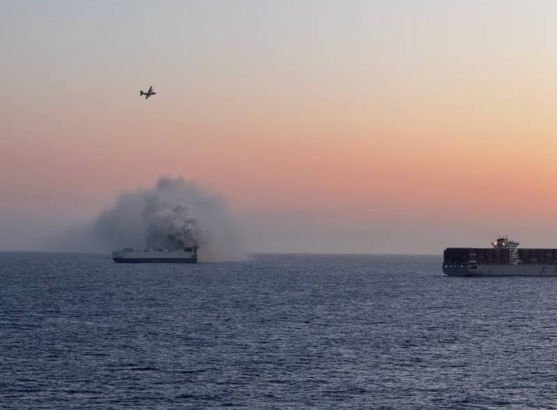 Một con tàu dài gần bằng 2 sân bóng đá chở 3.000 ô tô bốc cháy ngoài khơi Thái Bình Dương, nguy cơ nằm lại dưới đáy biển - Ảnh 1