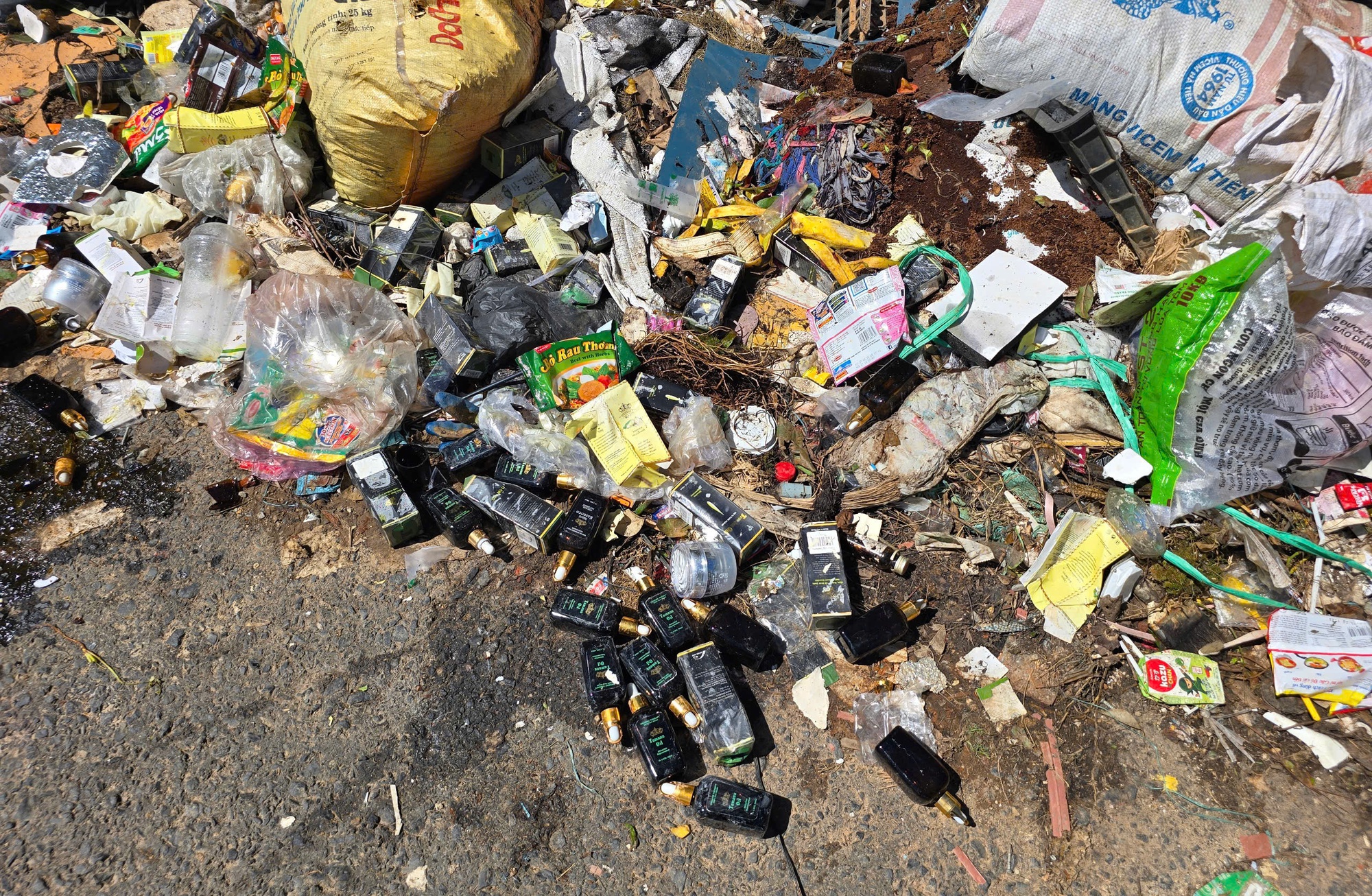 Cận cảnh hàng trăm chai, lọ mỹ phẩm vứt bỏ ven đường ở Đà Lạt - Ảnh 3