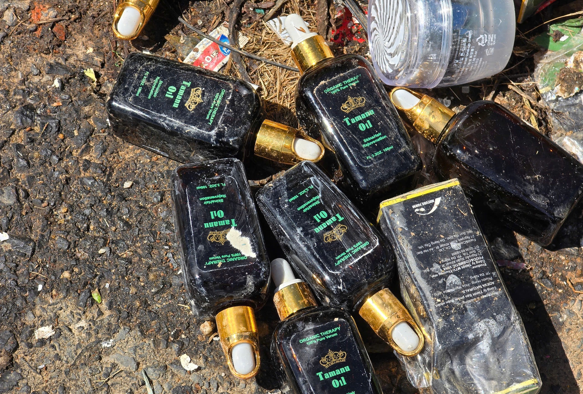 Cận cảnh hàng trăm chai, lọ mỹ phẩm vứt bỏ ven đường ở Đà Lạt - Ảnh 4