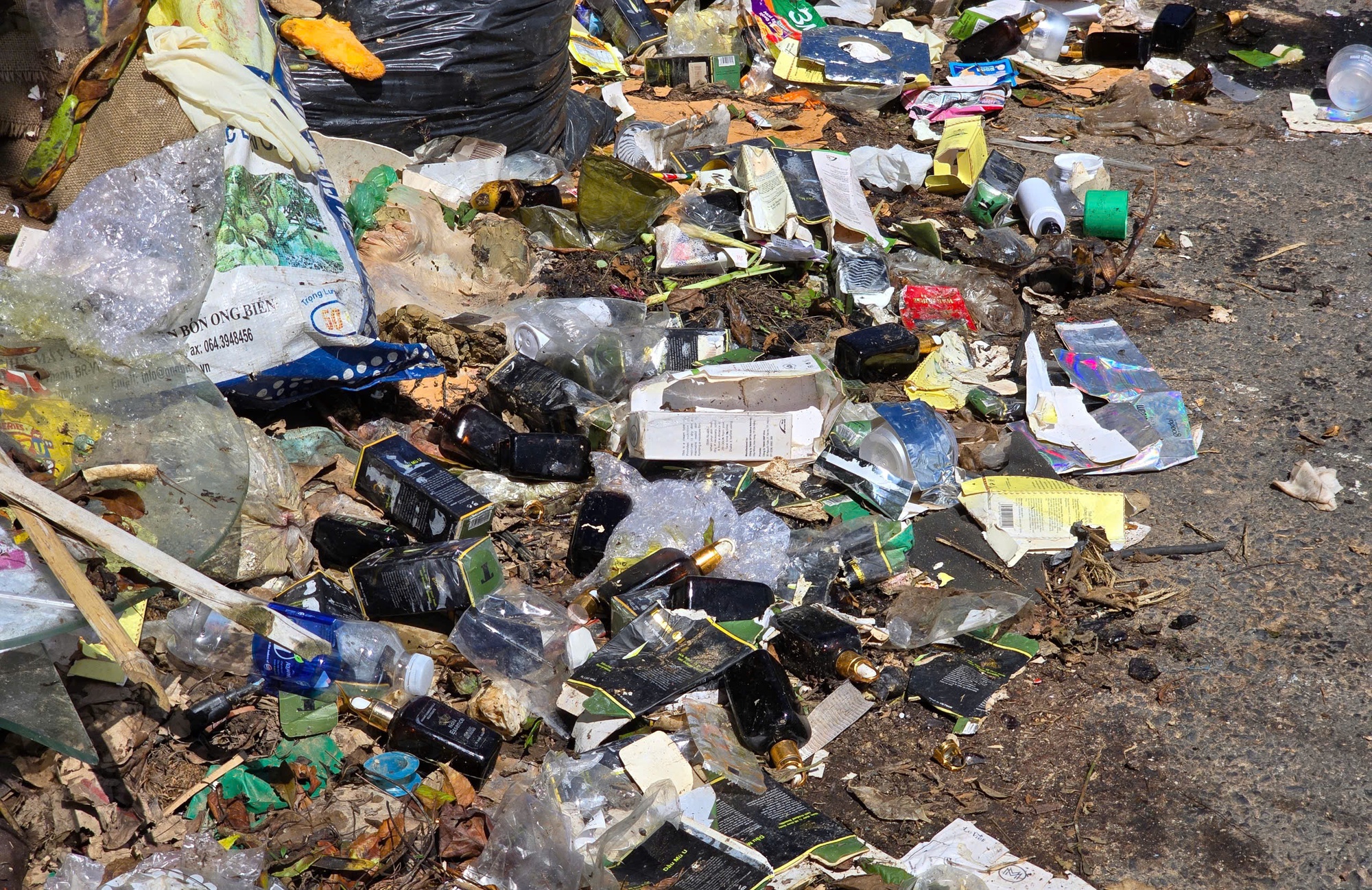 Cận cảnh hàng trăm chai, lọ mỹ phẩm vứt bỏ ven đường ở Đà Lạt - Ảnh 5