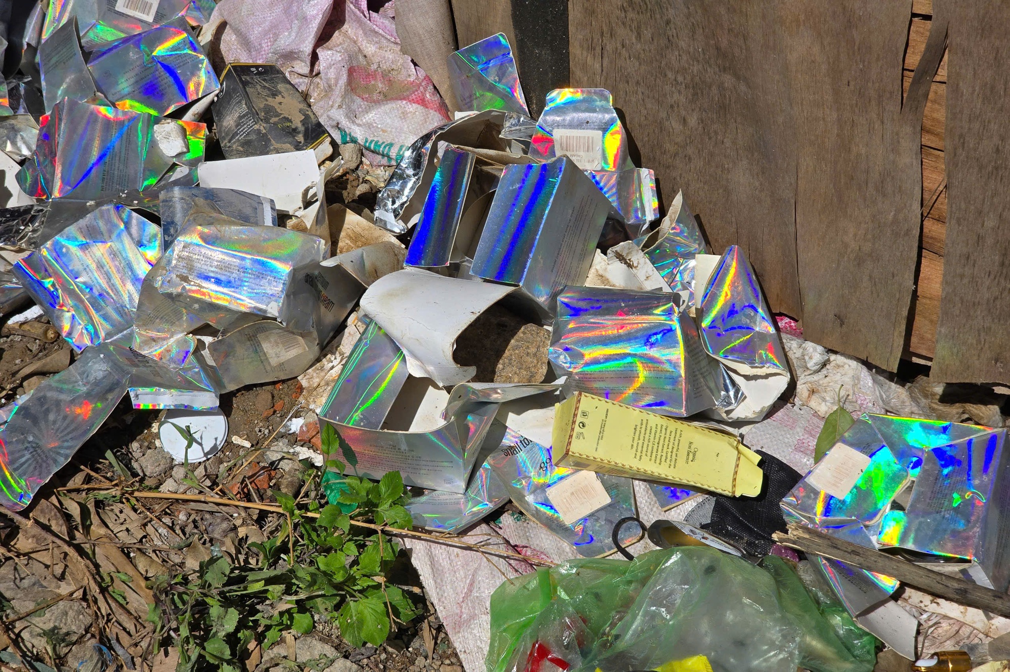 Cận cảnh hàng trăm chai, lọ mỹ phẩm vứt bỏ ven đường ở Đà Lạt - Ảnh 6