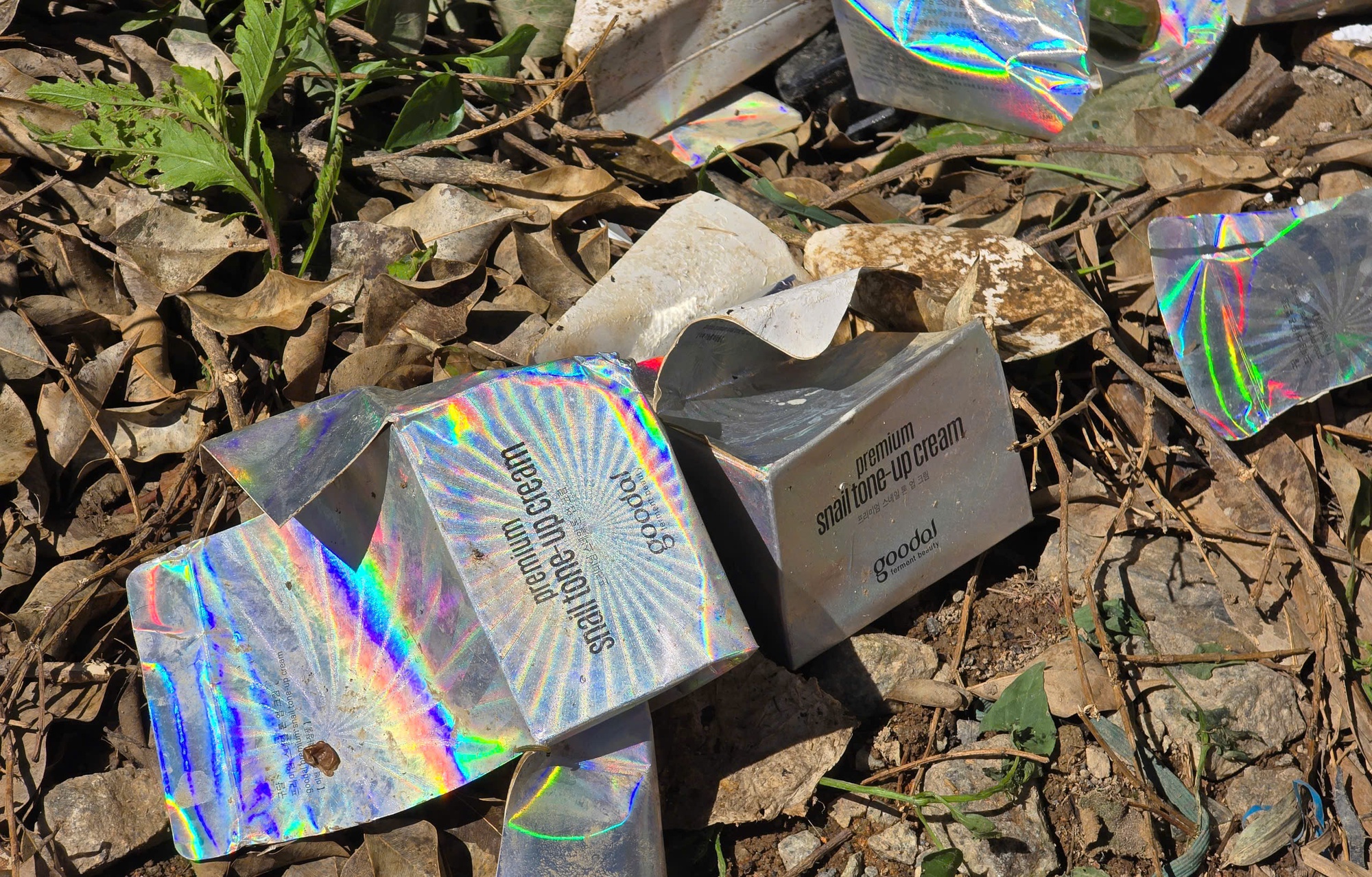 Cận cảnh hàng trăm chai, lọ mỹ phẩm vứt bỏ ven đường ở Đà Lạt - Ảnh 7