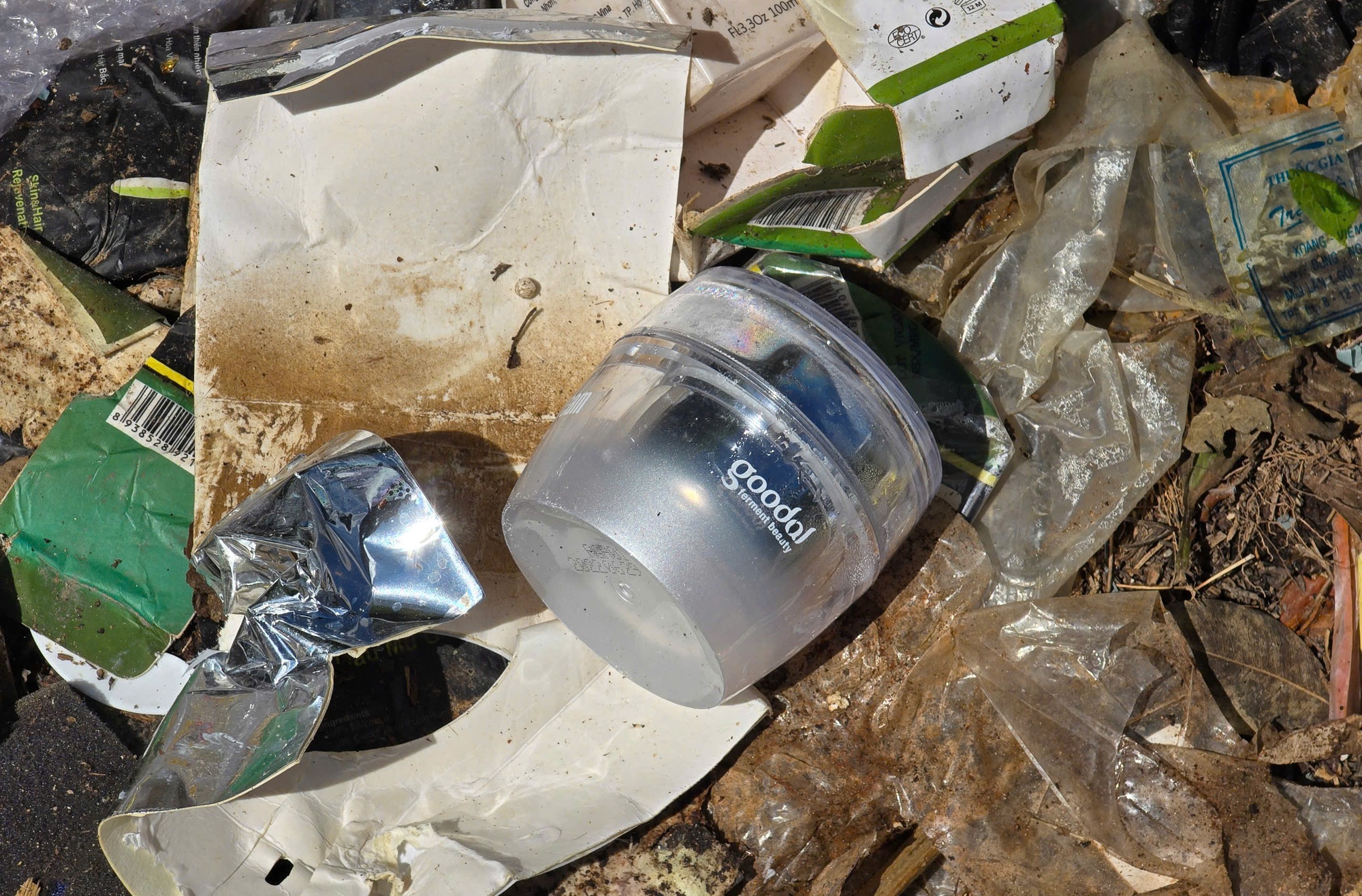 Cận cảnh hàng trăm chai, lọ mỹ phẩm vứt bỏ ven đường ở Đà Lạt - Ảnh 8